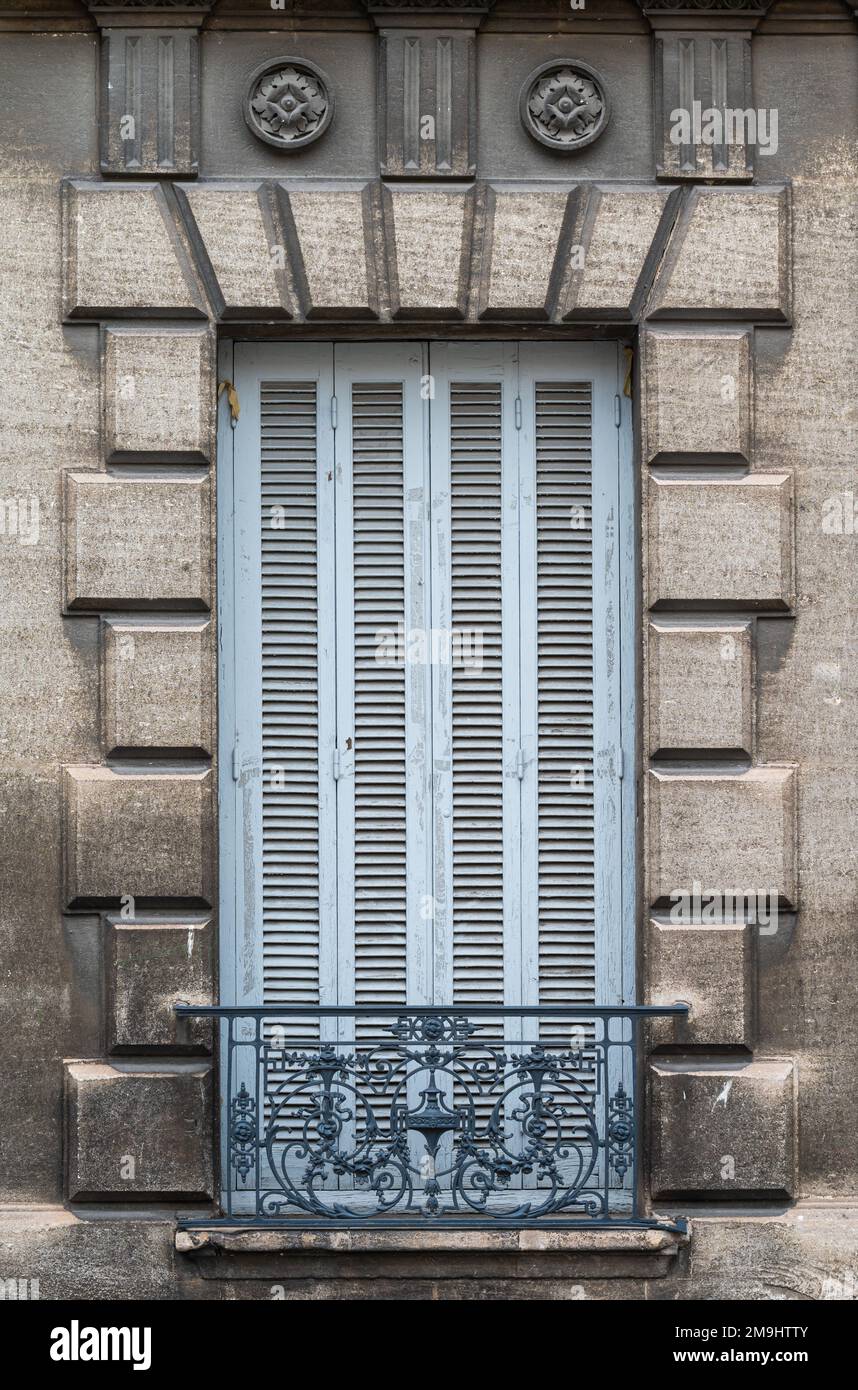 Avignon, Vaucluse, Frankreich, 12 29 2022 - geschlossener Fensterladen mit antiken Dekorationen Stockfoto