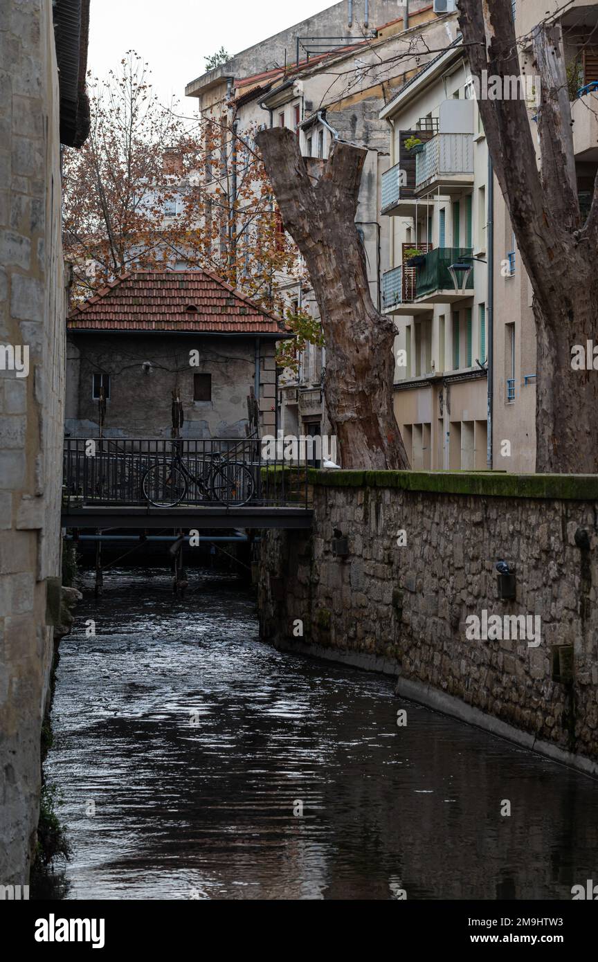 Avignon, Vaucluse, Frankreich, 12 29 2022 - Alte Mauern von Häusern mit einem Bach und einer Wassermühle Stockfoto