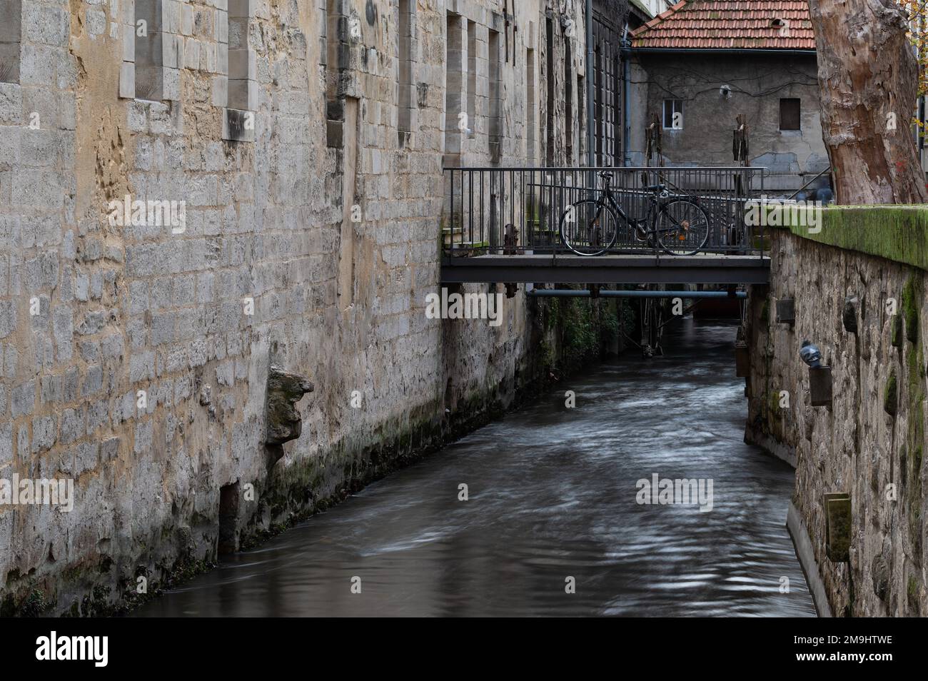 Avignon, Vaucluse, Frankreich, 12 29 2022 - Alte Mauern von Häusern mit einem Bach und einer Wassermühle Stockfoto