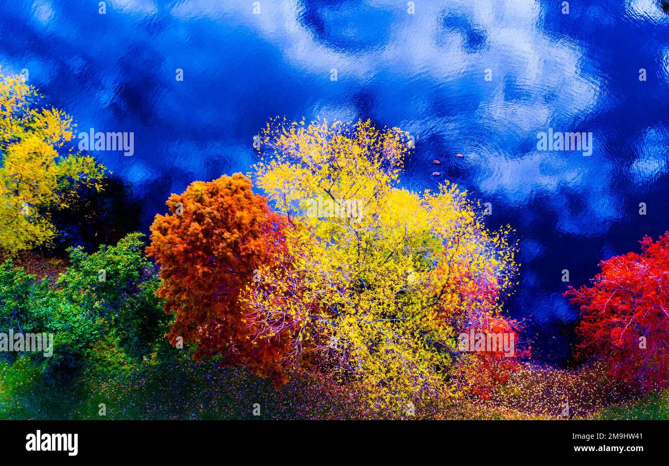 Der Himmel spiegelte sich am Herbsttag im See Stockfoto