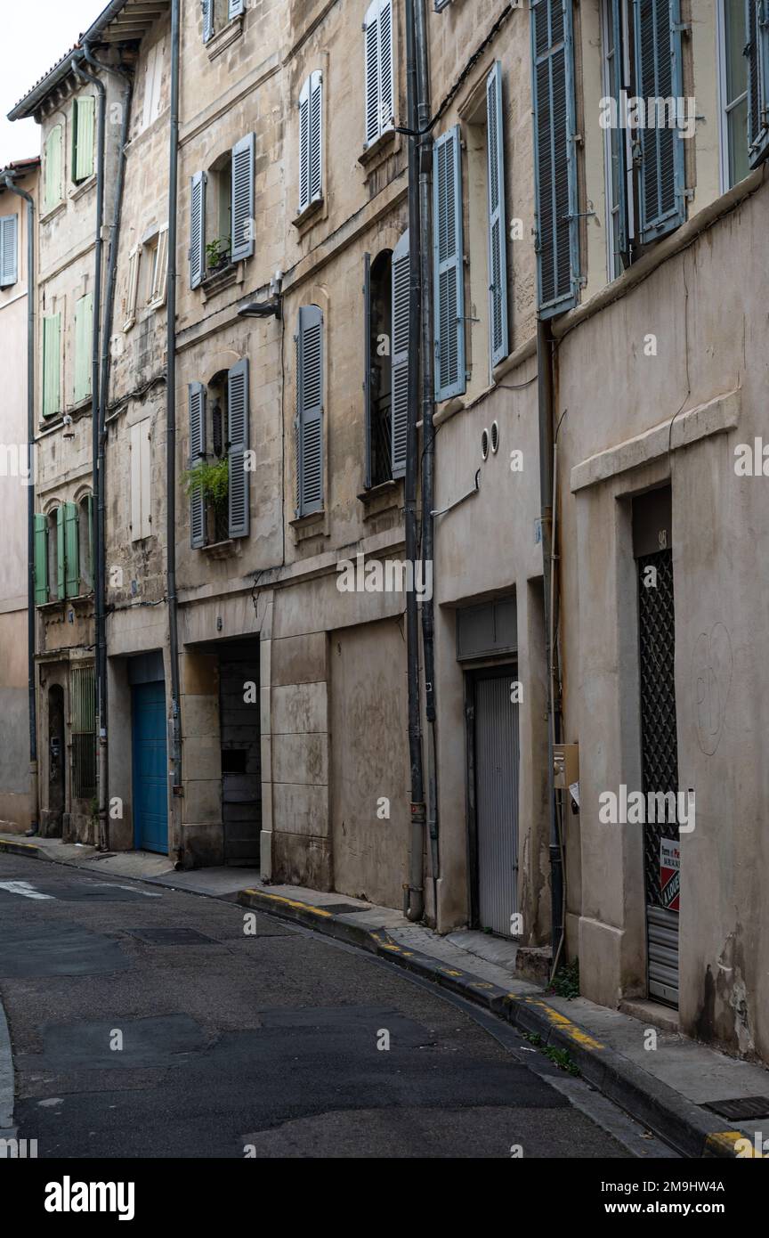 Avignon, Vaucluse, Frankreich, 12 29 2022 - traditionelle Biegestraße in der Altstadt Stockfoto