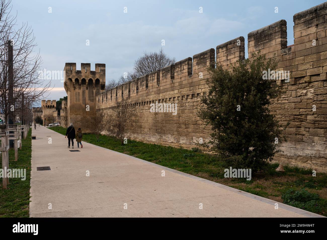 Avignon, Vaucluse, Frankreich, 12 29 2022 - mittelalterliche Verteidigungsmauer an den Grenzen der Altstadt mit einem modernen Fußweg Stockfoto