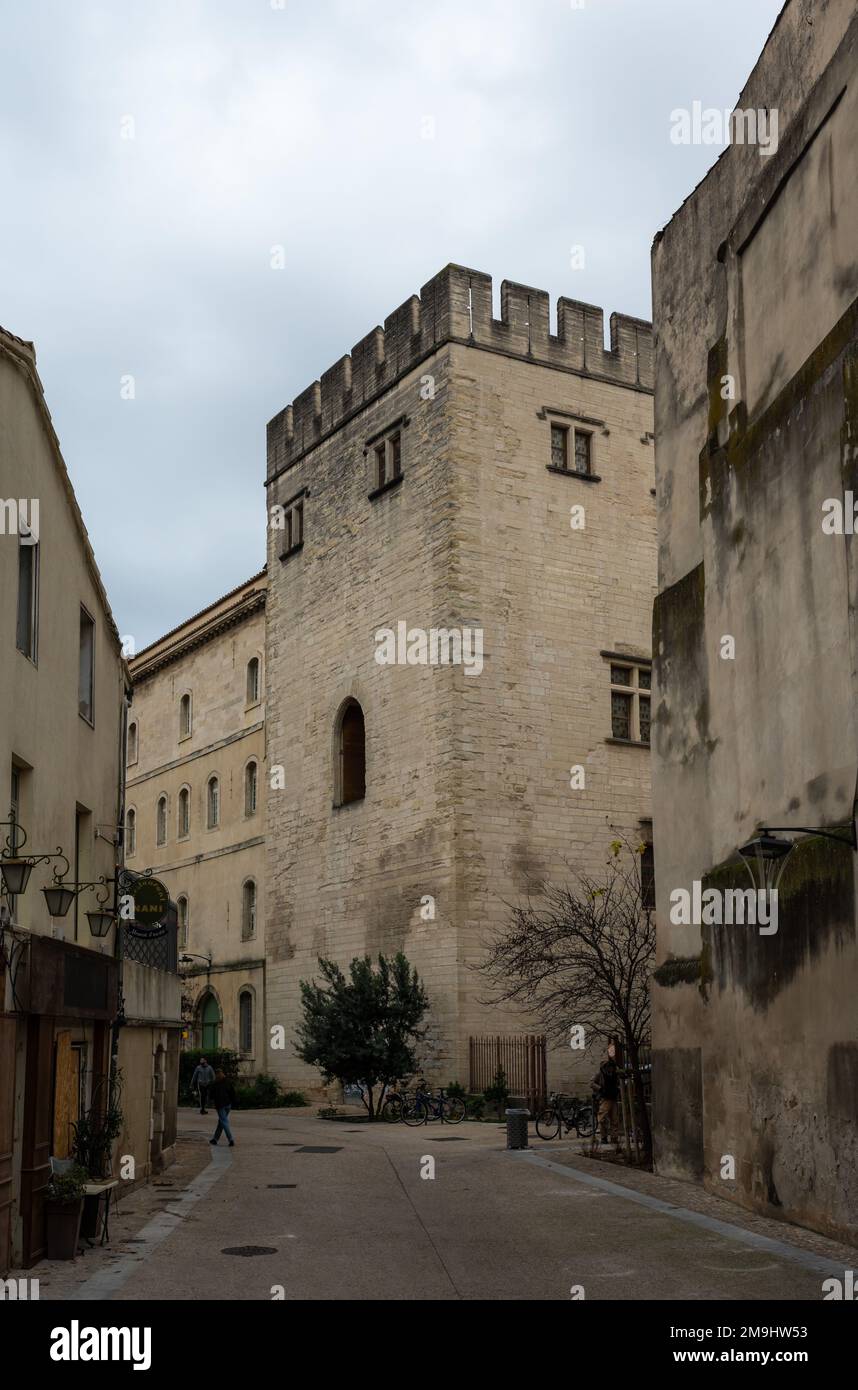 Avignon, Vaucluse, Frankreich, 12 29 2022 - Historischer rechteckiger Turm in der Altstadt Stockfoto