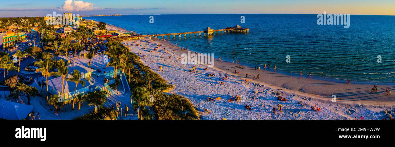 Strand, Meer und Stadt aus der Vogelperspektive, Fort Myers Beach, Florida, USA Stockfoto