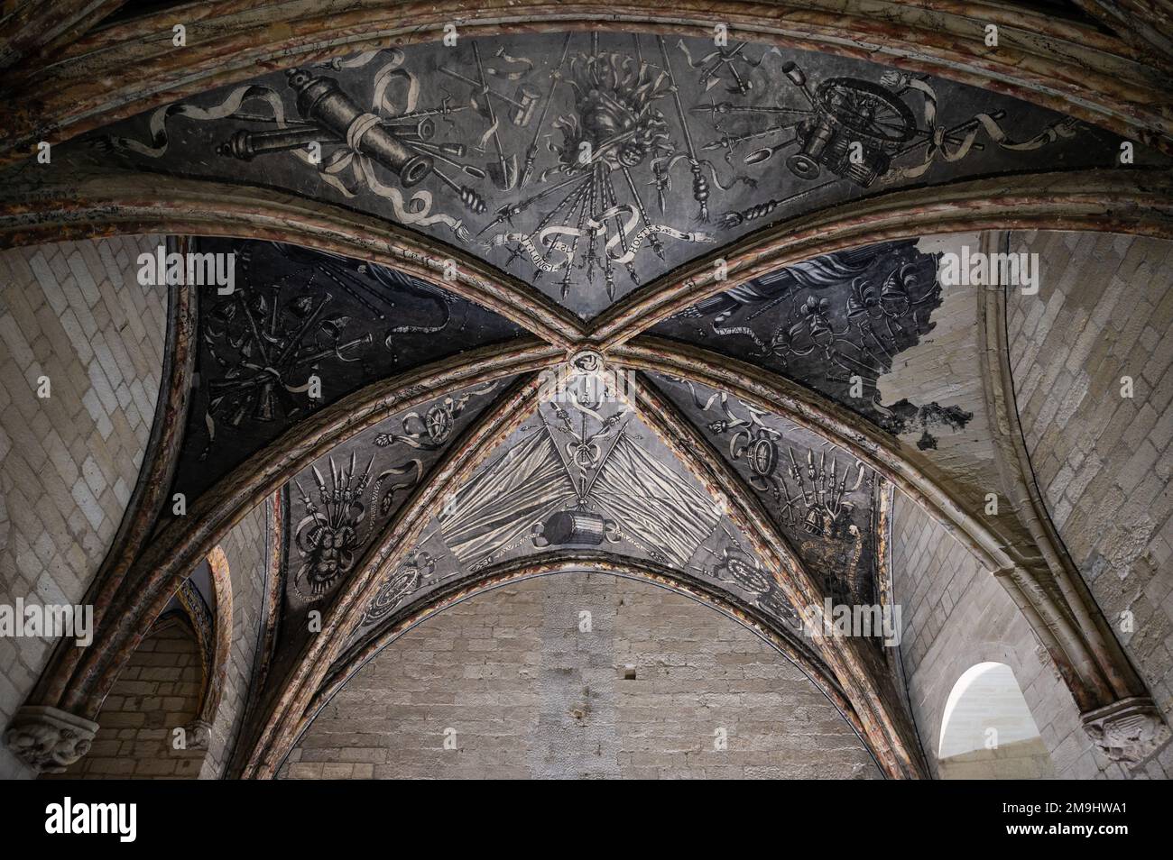 Avignon, Vaucluse, Frankreich, 12 29 2022 - abgenutzte gewölbte Decke der Großen Kapelle am Palast der Päpste Stockfoto