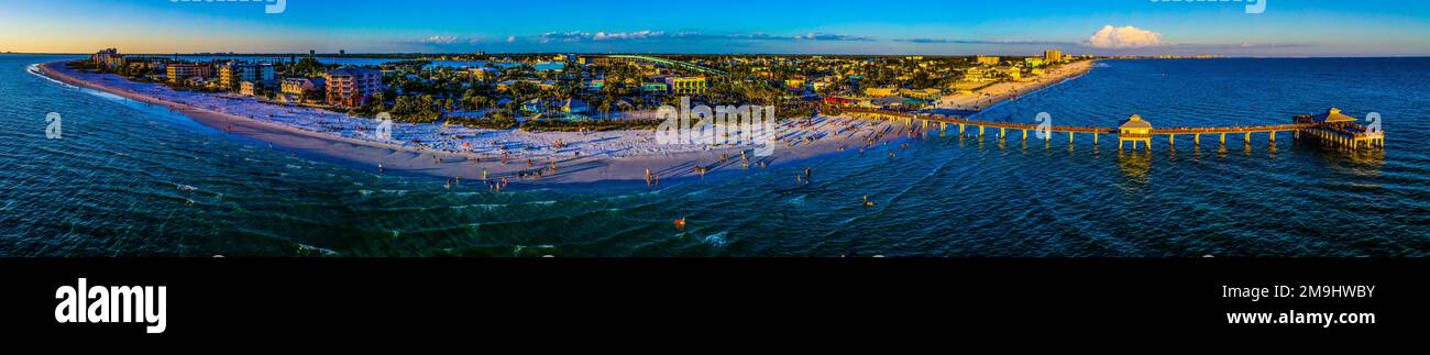 Strand, Meer und Stadt aus der Vogelperspektive, Fort Myers Beach, Florida, USA Stockfoto