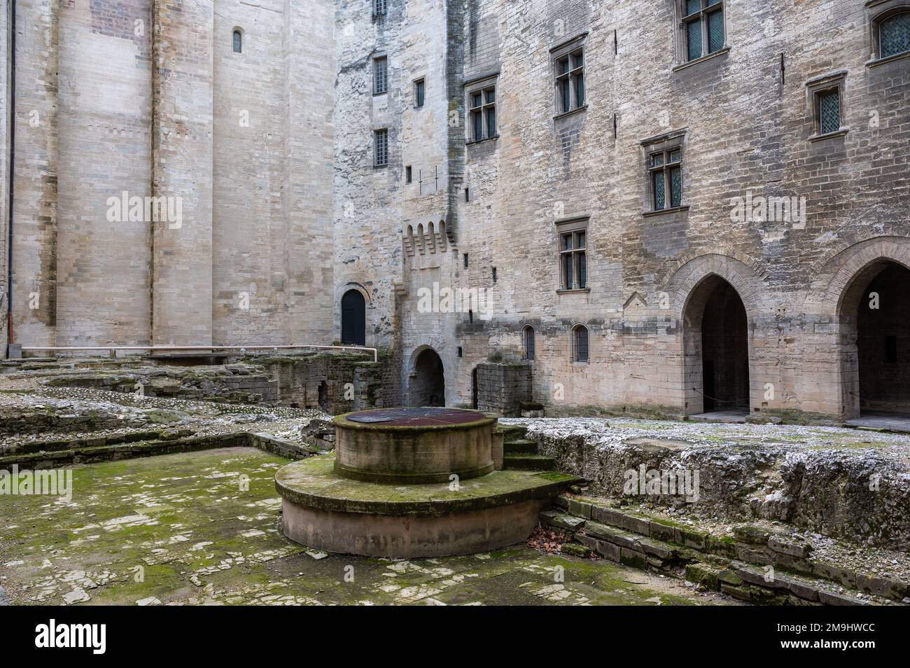 Avignon, Vaucluse, Frankreich, 12 29 2022 - mittelalterlicher Innenhof des Päpsterpalastes Stockfoto