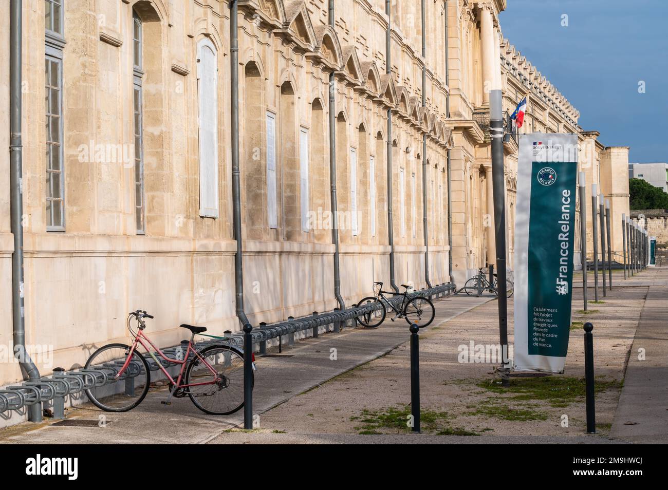 Avignon, Vaucluse, Frankreich, 12 29 2022 - Historische Gebäudefassade mit einer Warnflagge über ökologische Renovierungen, die von der französischen Regierung bezahlt wird Stockfoto