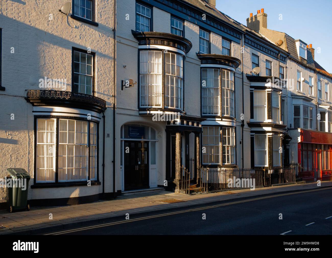 Georgianische Bugfassaden in der Queen Street, Scarborough Stockfoto