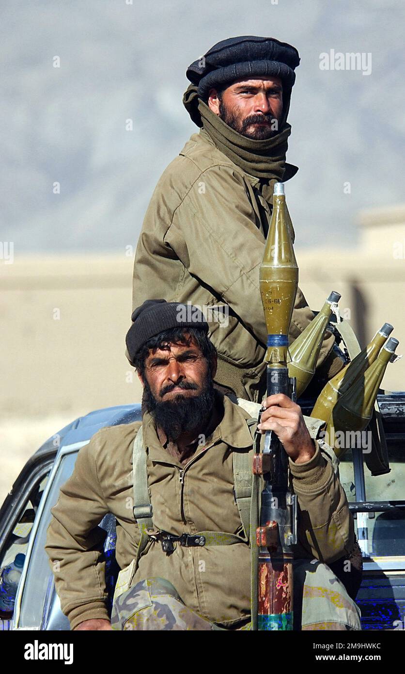 Zwei Soldaten der afghanischen Streitkräfte (AMF), bewaffnet mit den mit Raketenantrieb betriebenen Grenade-Abschussvorrichtungen (RPG-7), bereiten sich auf eine Patrouille in der Gegend um Gardez, Afghanistan, während der Operation DAUERHAFTE FREIHEIT vor. Betrifft Operation/Serie: DAUERHAFTE FREIHEITSBASIS: Staat Gardez: Land Paktia: Afghanistan (AFG) Stockfoto Zwei Soldaten der afghanischen Streitkräfte (AMF), bewaffnet mit den mit Raketenantrieb betriebenen Grenade-Abschussvorrichtungen (RPG-7), bereiten sich auf eine Patrouille in der Gegend um Gardez, Afghanistan, während der Operation DAUERHAFTE FREIHEIT vor. Betrifft Operation/Serie: DAUERHAFTE FREIHEITSBASIS: Staat Gardez: Land Paktia: Afghanistan (AFG) Stockfoto