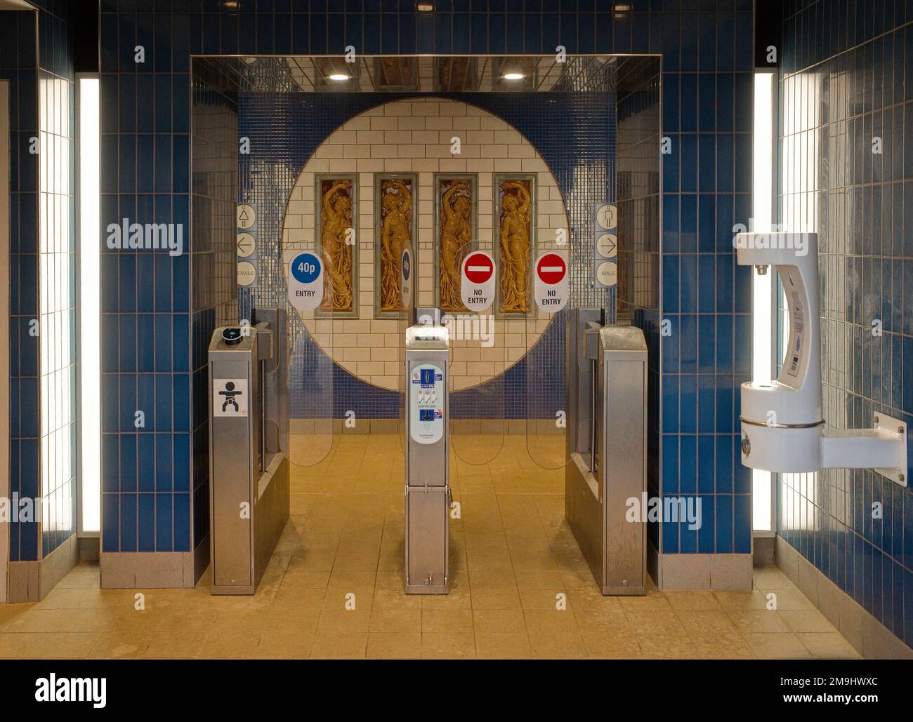 Renovierter und modernisierter Toilettenblock mit kostenpflichtigem Zugang zu Barrieren an der Küste von Scarborough Stockfoto