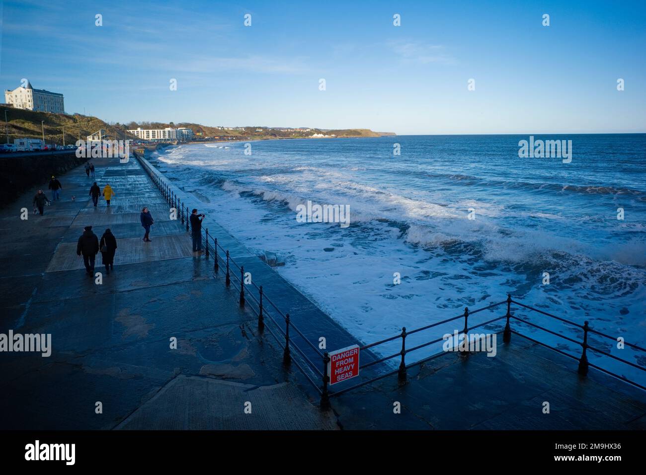 Der Küstenweg in Scarborough ist bei Hochwasser starken Seen ausgesetzt Stockfoto