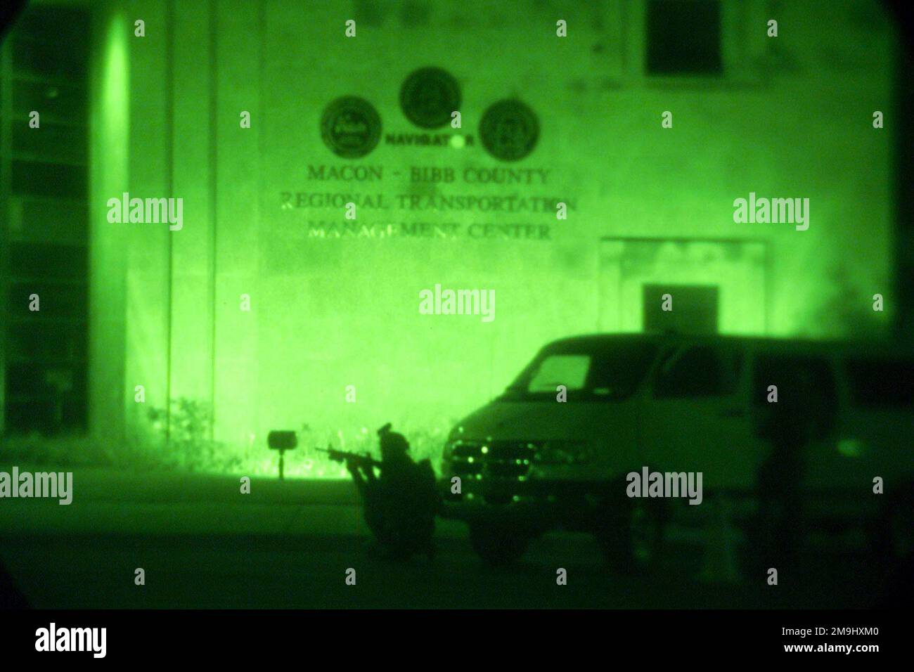 Ein Nachtfoto eines Mitglieds des US Marine Corps (USMC) der Maritime Special Purpose Force (MSPF), das Sicherheit bietet, während sich der Rest der Truppe während der Lageübungsübung 2 (STX-2) von seinem Ziel in der Innenstadt von Macon, Georgia, zurückzieht. Stockfoto
