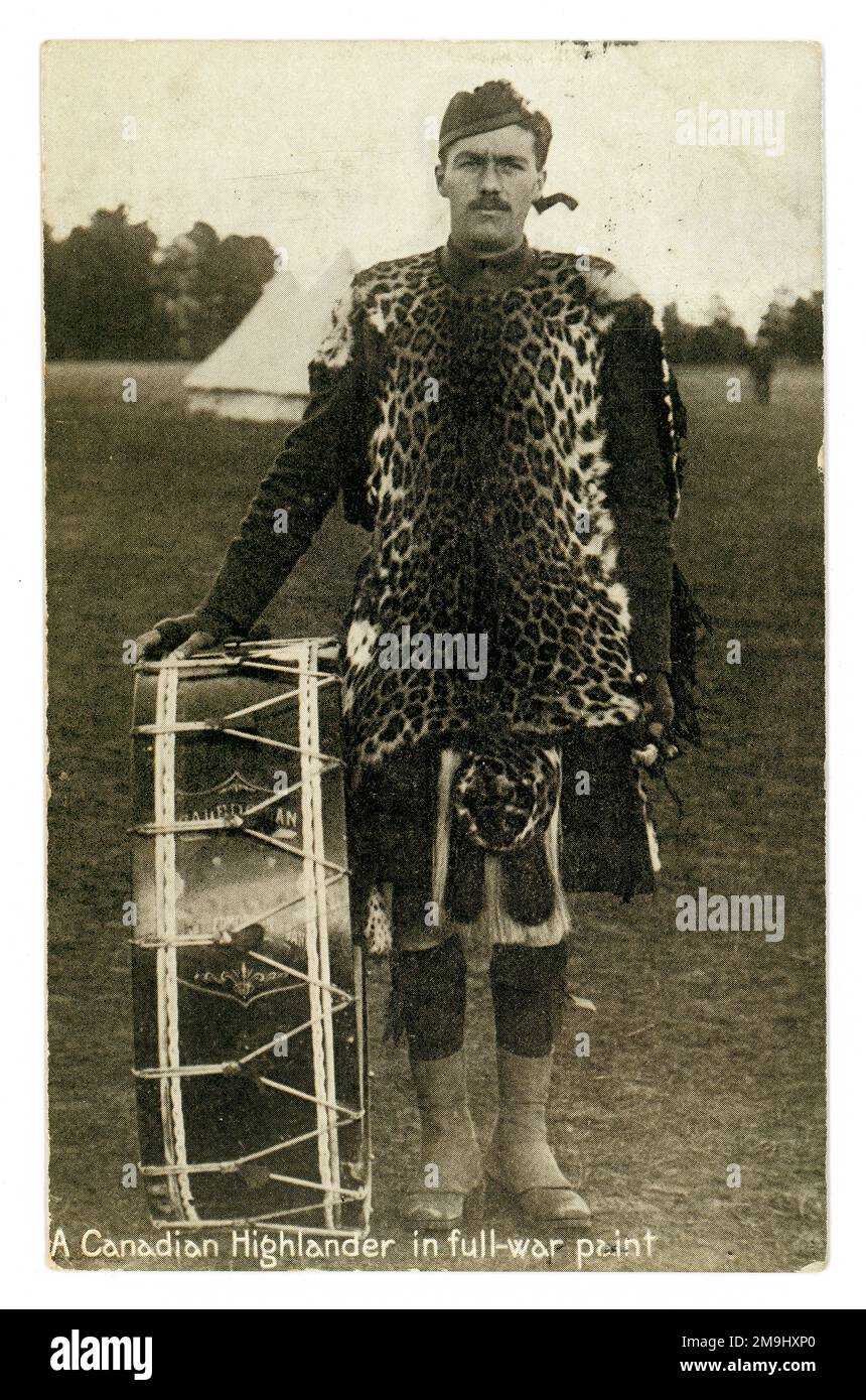 Die originale Postkarte aus dem Jahr WW1 mit dem imposanten kanadischen Highlander, der eine Leopardenhaut über seiner Uniform aus Kilt und Sporran trug, wie es Gordon Highlanders aus Schottland taten. Der Soldat ist ein Bandmann, der im Trommelkorps eine Basstrommel spielt (Caledonian steht auf der Seite der Trommel). Er war ein Commonwealth-Soldat, der in Übersee für "König und Land" kämpfte. Veröffentlicht als World war Series. Veröffentlicht am 3. November 1915, Großbritannien Stockfoto