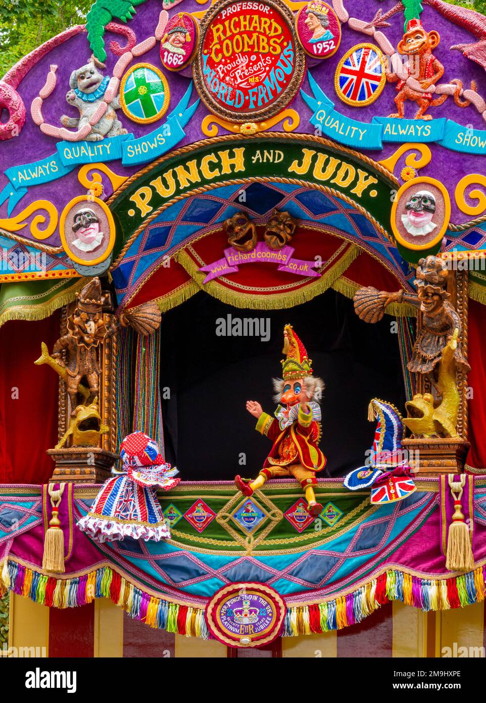 Im Sommer findet in Großbritannien eine traditionelle Puppenshow mit Punch und Judy statt. Stockfoto