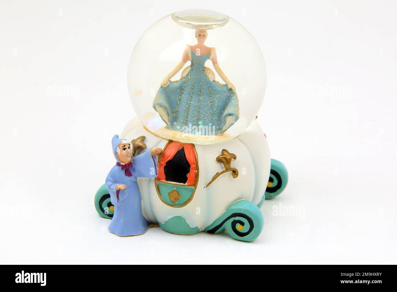 Walt Disney Cinderella Glitter Globe mit den Charakteren Feengott Stockfoto