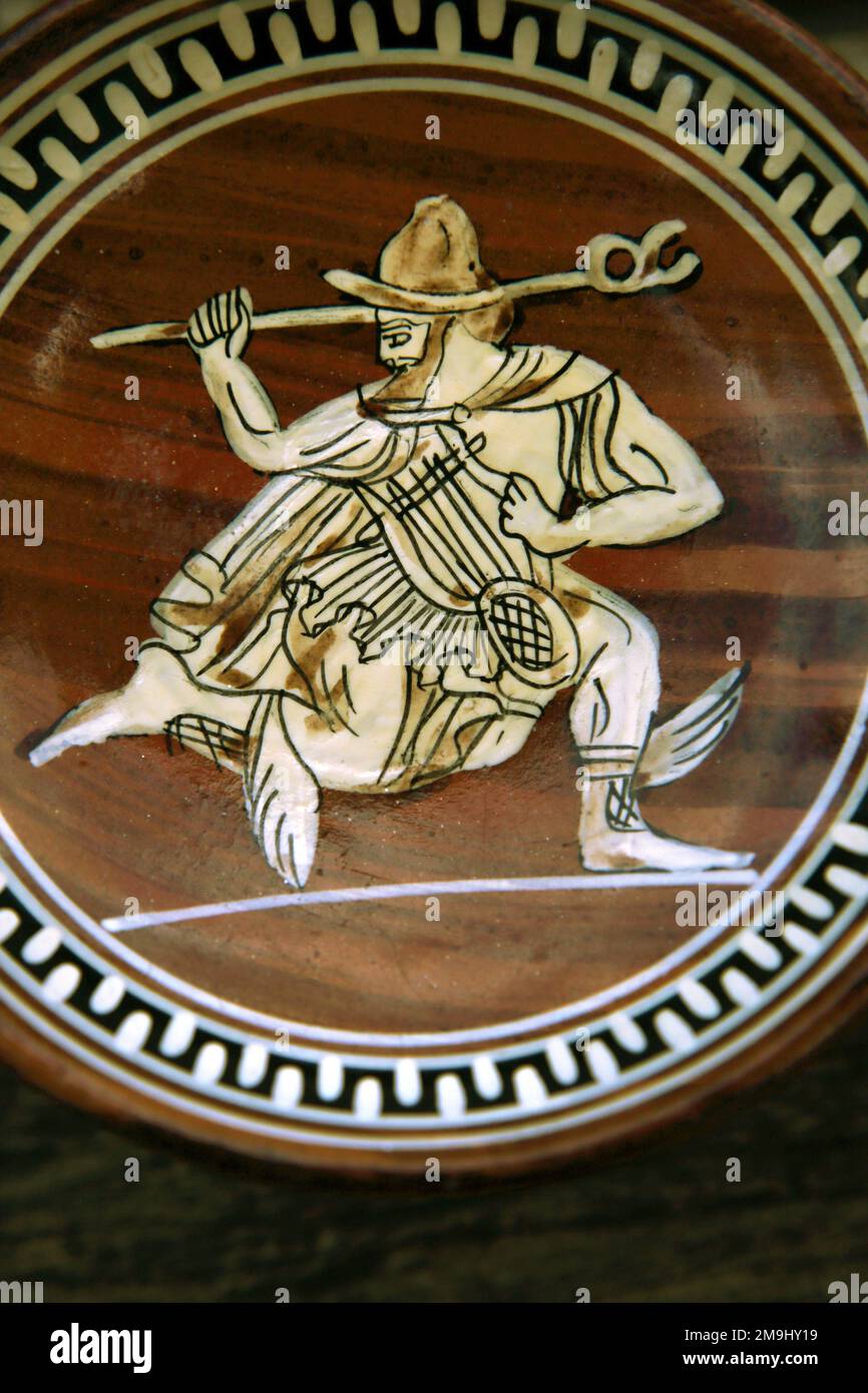 Kylik - ein beliebter griechischer Trinkweinbecher mit einer Darstellung des griechischen Kuriergottes Hermes mit seinen geflügelten Füßen und mit Lyre und Kerykeion/ Stockfoto
