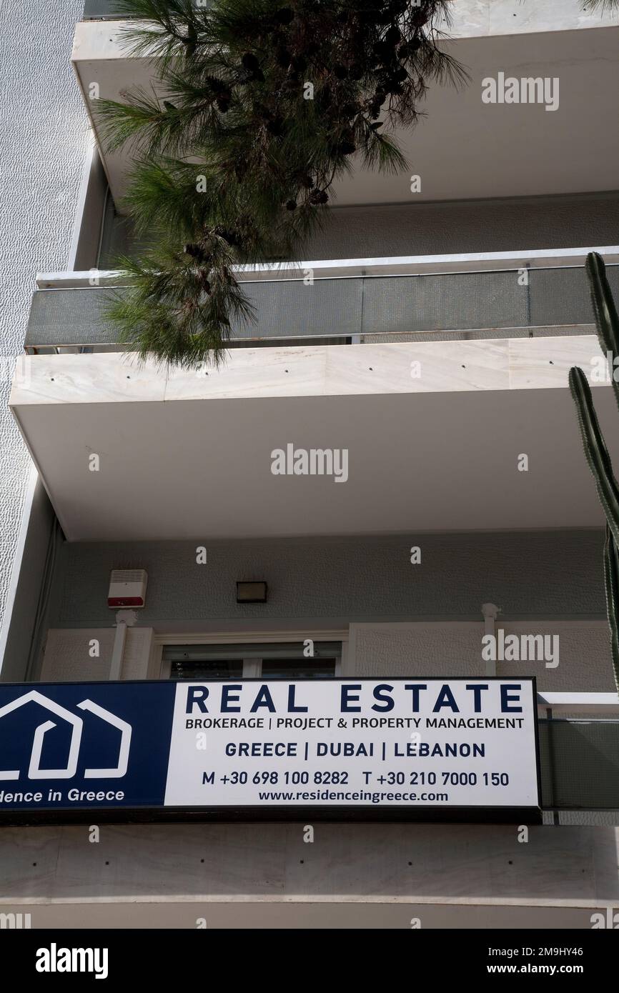 Immobilienschild Apartmentblock glyfada trifft griechenland Stockfoto