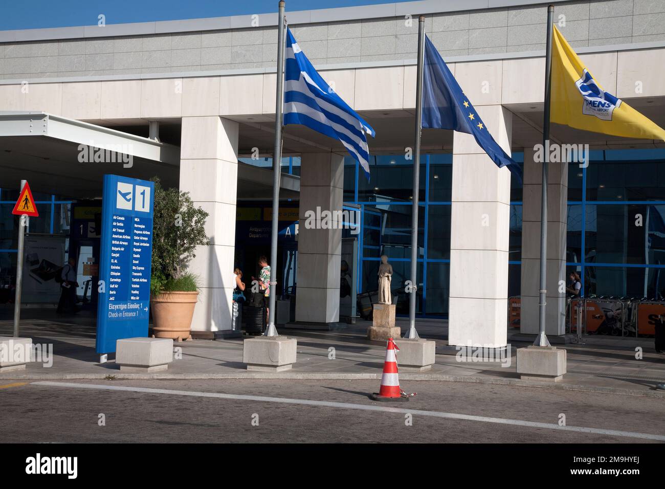 Personen vor dem Eingang der Abflughalle Athen Internationaler Flughafen Eleftherios Venizelos Athen Griechenland Stockfoto