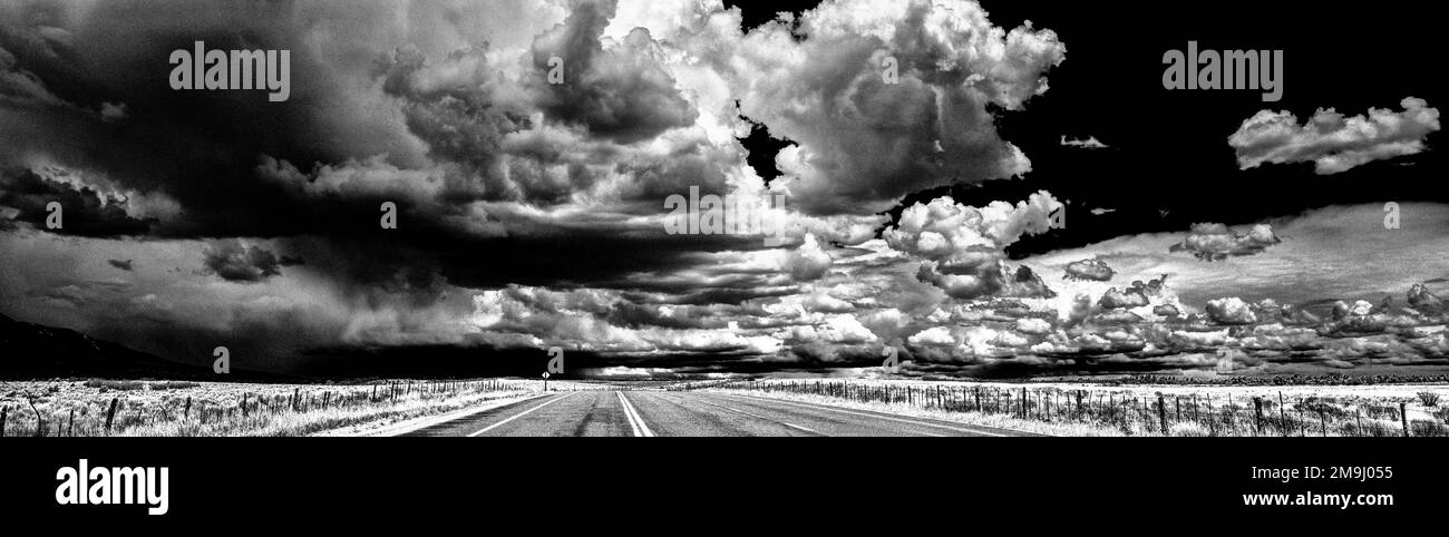 Wolken und Sturm über der Autobahn Stockfoto