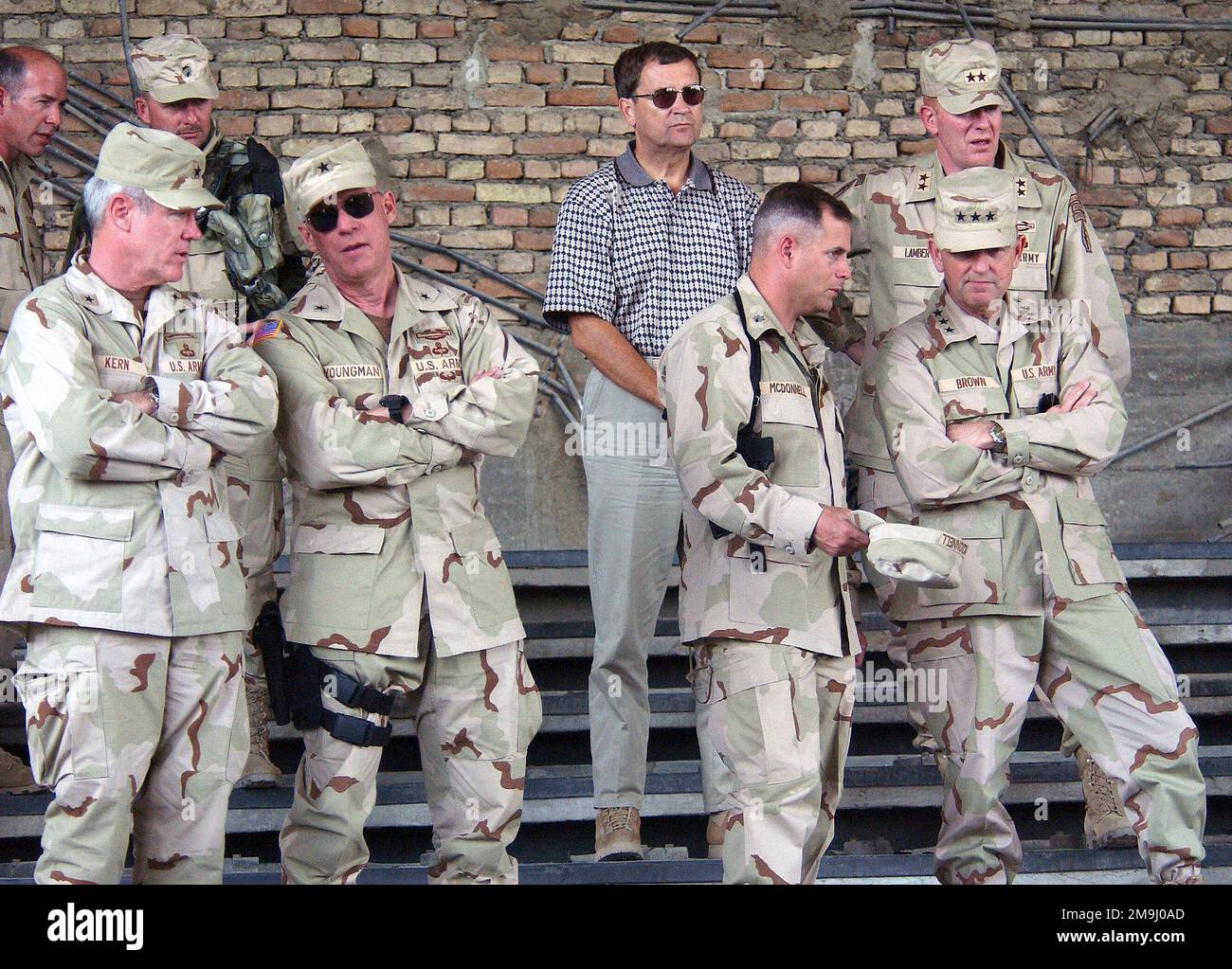 020529-F-9085B-004. [Complete] Szene Caption: HOCHRANGIGER Offizier DER US-Armee (USA) Besuchen Sie die Ausbildungsstätte der Militärakademie der Afghanistan National Army (ANA) in der Nähe von Kabul, Afghanistan, wo US-Soldaten, die dem 1. Bataillon und der 3. Special Forces Group (SFG) zugeteilt sind, bei der Ausbildung neuer Rekruten in der ANA helfen. Abgebildet sind der Brigadegeneral der USA (BGEN) John H. Kern (unten links), Commander, 352. Civil Affairs Command (CFC); (USA) National Guard BGEN Dean A. Youngman, Kentucky (KT) Adjutant General; USA Lieutenant Colonel (LTC) McDonnell; USA Lieutenant General (LGEN) Bryan D. Brown, Commander, U Stockfoto