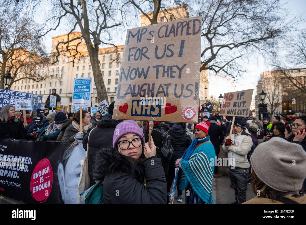 London, Großbritannien. 18. Januar 2023 Pflegepersonal des Royal College of Nursing (RCN) außerhalb der Downing Street am ersten Tag eines zweitägigen Streiks, der von mehr als 55 NHS-Trusts in ganz England durchgeführt wird. Der RCN fordert eine Gehaltserhöhung, damit der NHS Personal halten und einstellen kann. Die Krankenhäuser werden 4.500 nicht dringende Operationen und 25.000 ambulante Termine verschieben. Weitere Streiks sind für Februar geplant. Kredit: Stephen Chung / Alamy Live News Stockfoto