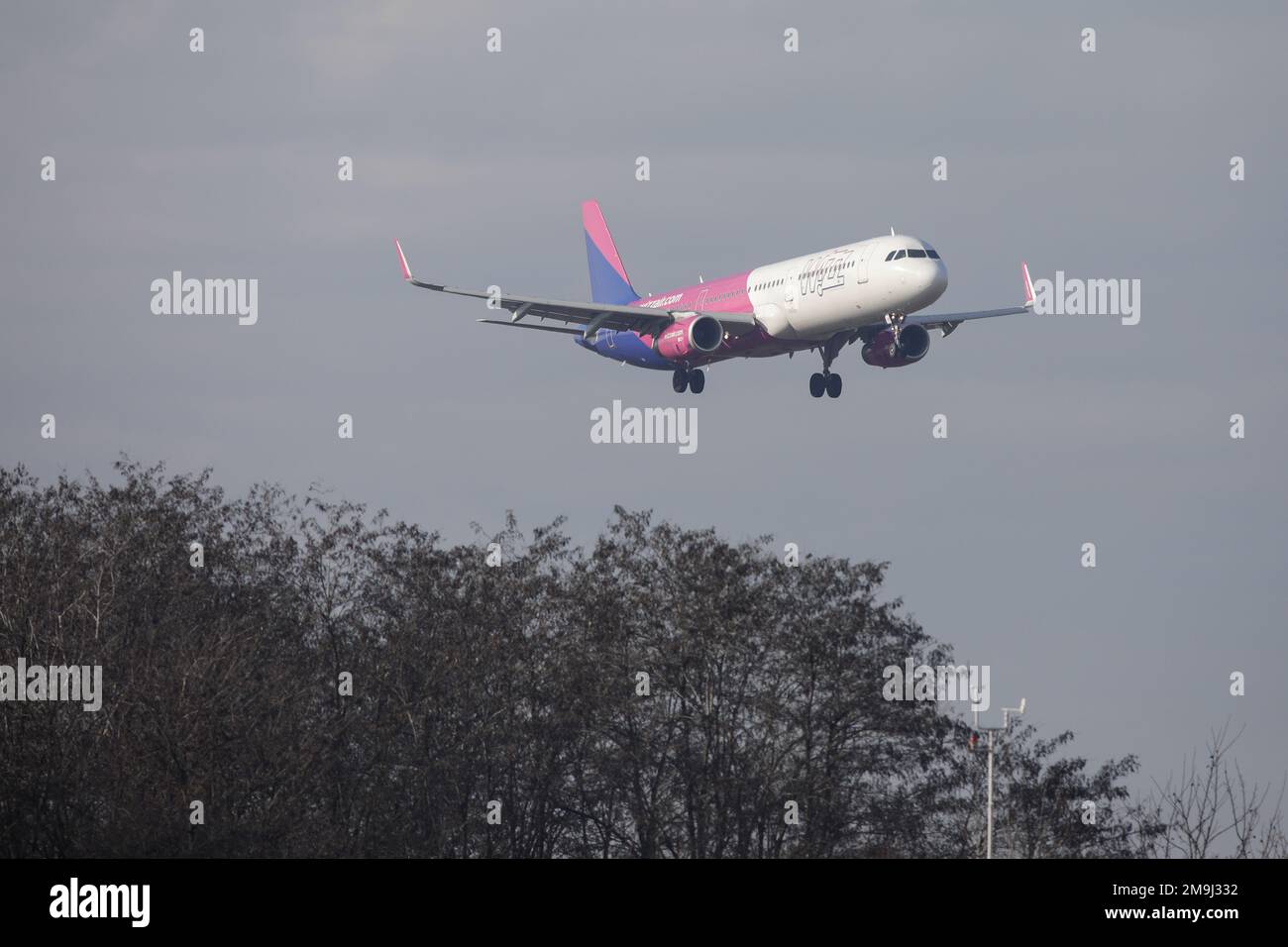 Otopeni, Rumänien - 17. Januar 2023: Landung des Flugzeugs der Wizzair-Fluggesellschaft auf dem Henri Coanda International Airport. Stockfoto