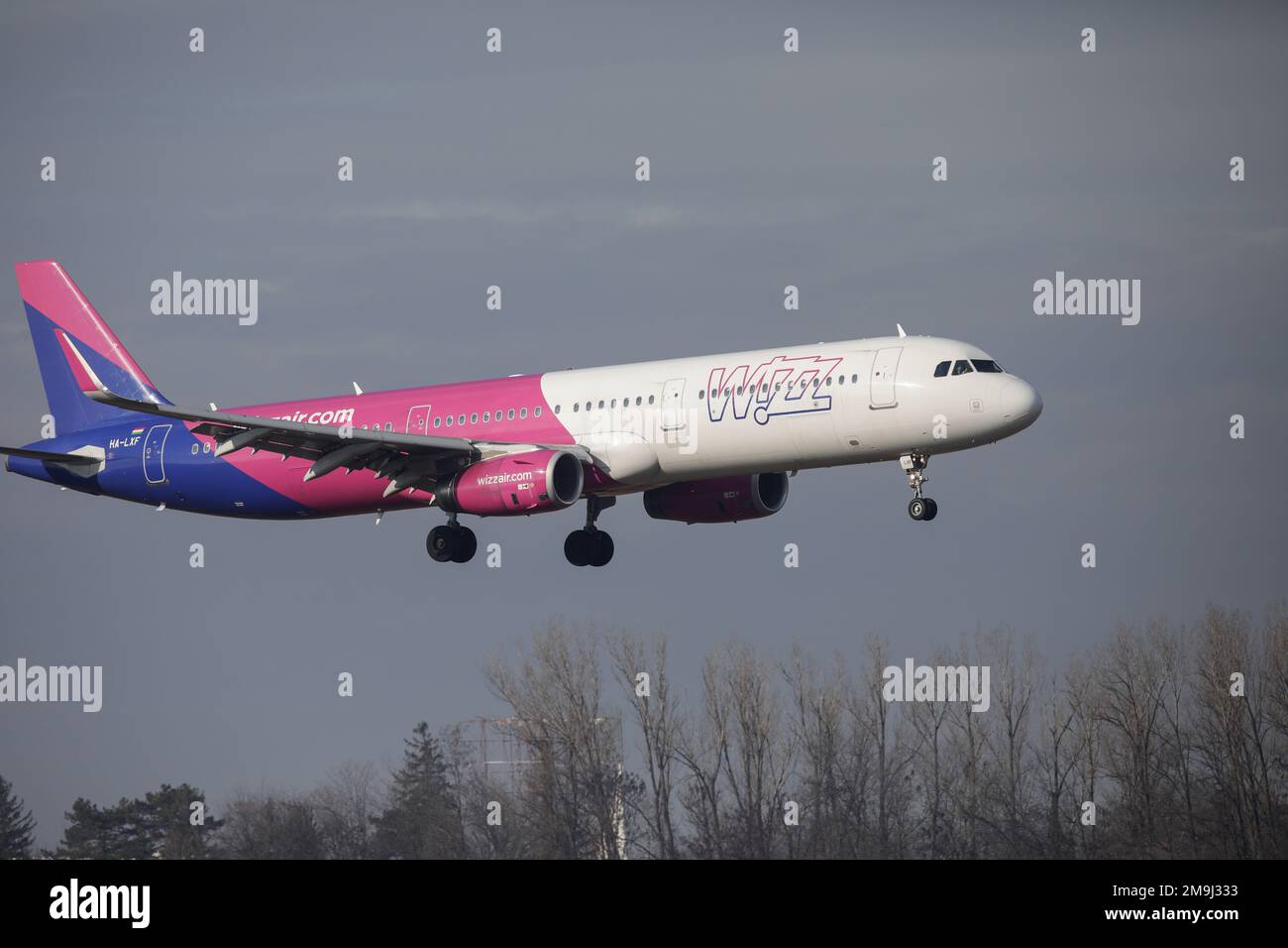 Otopeni, Rumänien - 17. Januar 2023: Landung des Flugzeugs der Wizzair-Fluggesellschaft auf dem Henri Coanda International Airport. Stockfoto