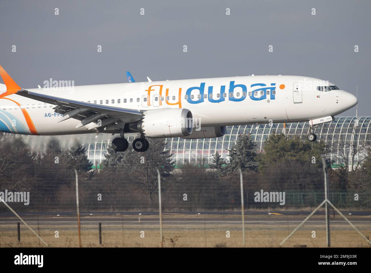 Otopeni, Rumänien - 17. Januar 2023: Fliegen Sie mit dem Flugzeug der Dubai Airline, das am Henri Coanda International Airport landet. Stockfoto