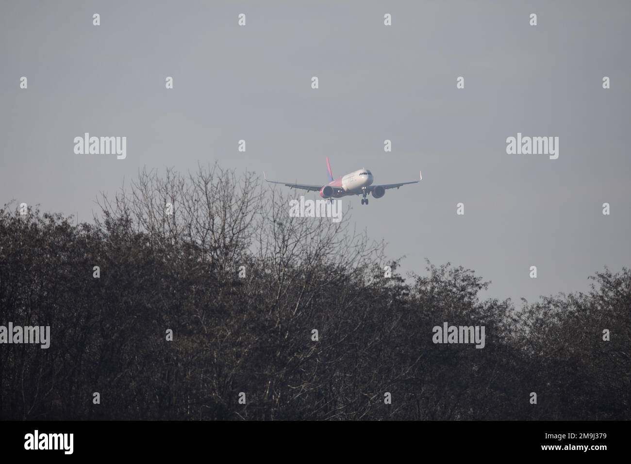 Otopeni, Rumänien - 17. Januar 2023: Landung des Flugzeugs der Wizzair-Fluggesellschaft auf dem Henri Coanda International Airport. Stockfoto
