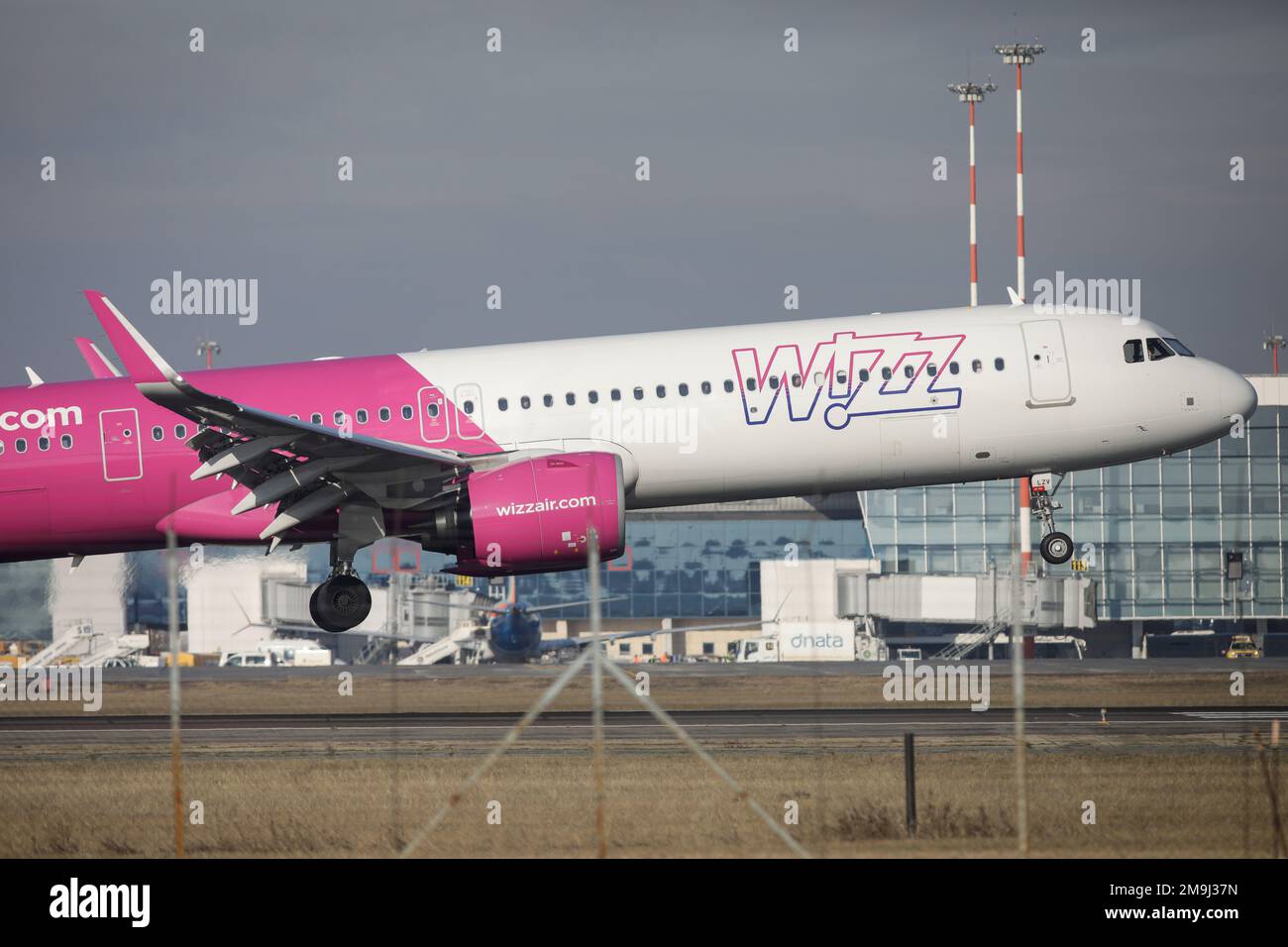 Otopeni, Rumänien - 17. Januar 2023: Landung des Flugzeugs der Wizzair-Fluggesellschaft auf dem Henri Coanda International Airport. Stockfoto