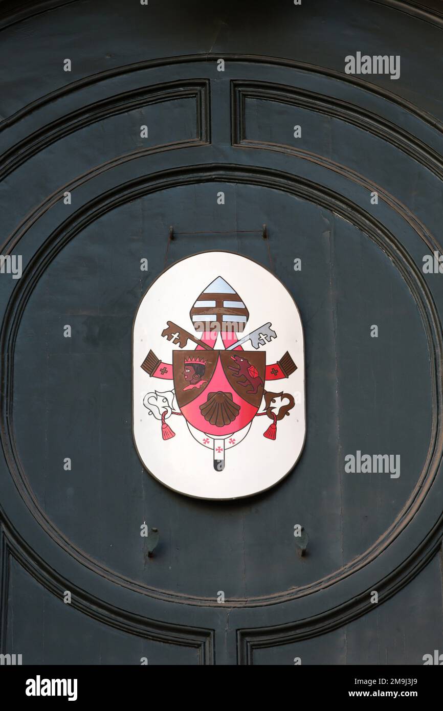 Le Blason du Pape Benoît XVI sur la porte d'Entrée. Eglise Saint-Vincent et Anastasio. Rom. - Italienisch. Der Mantel von Papst Benedikt XVI. An der Kirchfront Stockfoto