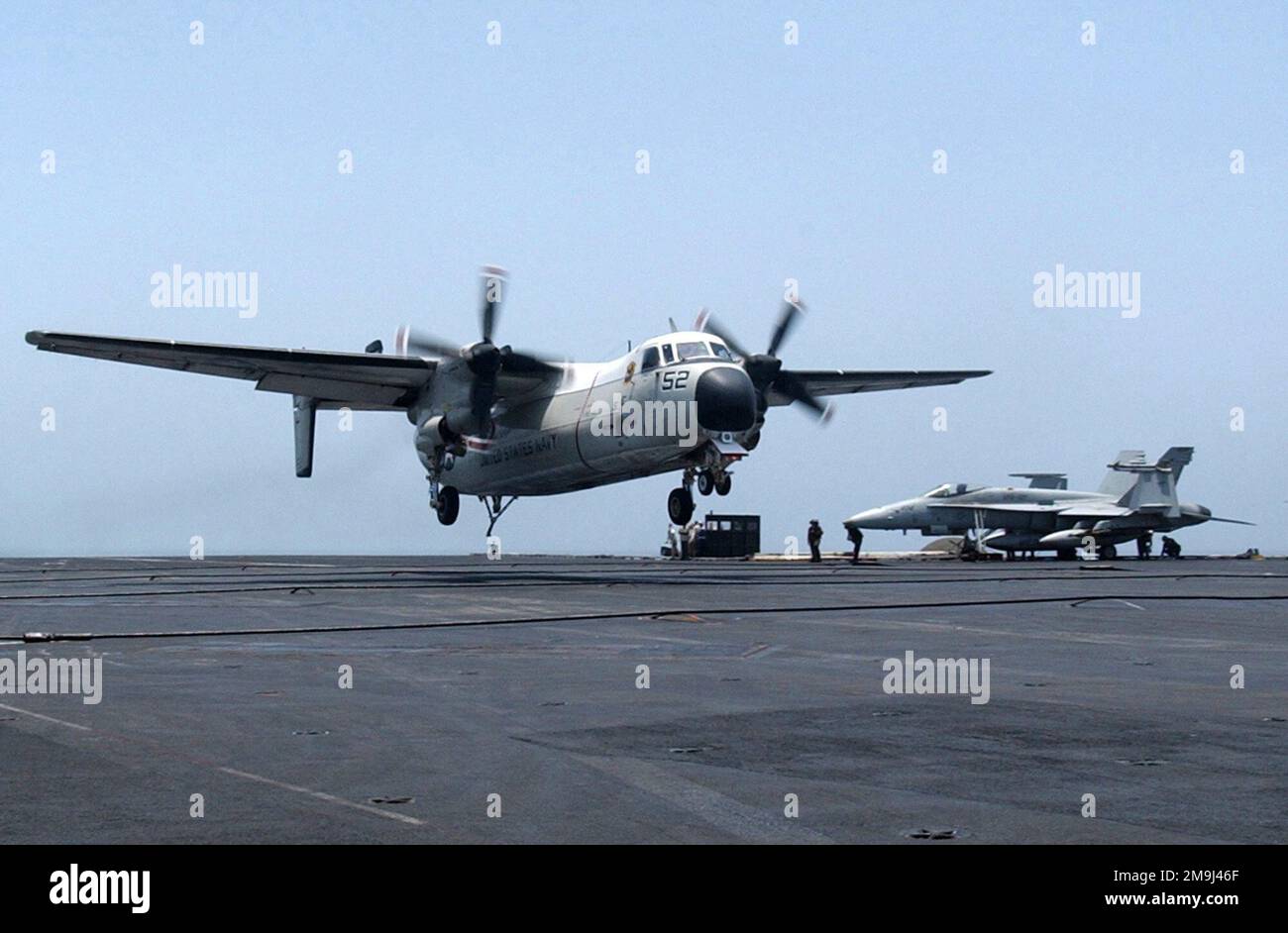 020713-N-6492H-517. Betreff Betrieb/Serie: STÜTZPUNKT DER DAUERHAFTEN FREIHEIT: USS John F. Kennedy (CV 67) Szene Hauptkommando gezeigt: VRC-40 C-2A COD-Flugzeug Stockfoto