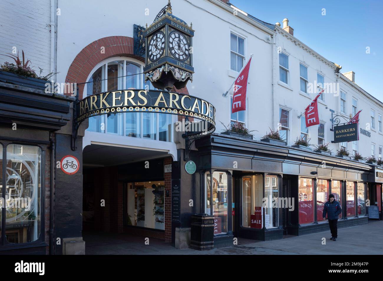 Die Uhr im Barkers Department Store in Northallerton gründete 1875 und den Eingang zur Barkers Arcade Stockfoto