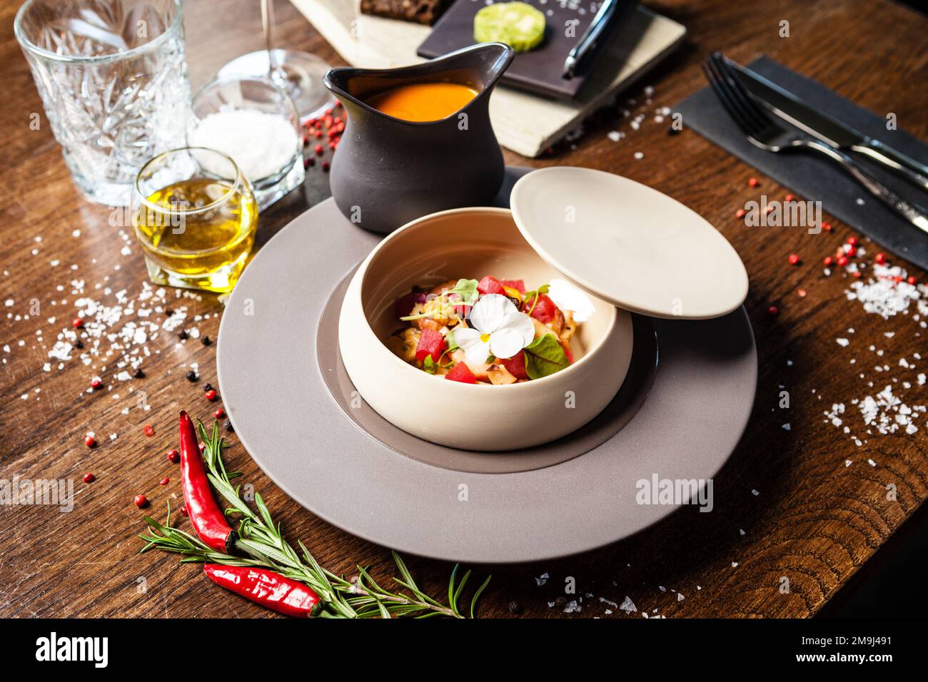 Bouillabaisse, Krake, blaue Muscheln, Thunfisch, Riesengarnelen, Schottischer Lachs. Köstliche gesunde französische traditionelle Speisen aus der Nähe serviert zum Mittagessen in modernen Stockfoto
