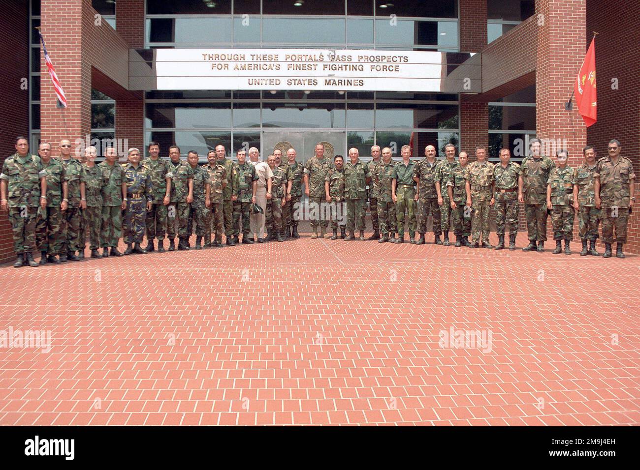 US Marine Corps (USMC) General (GEN) James L. Jones Jr. (Center), Befehlshaber des Marine Corps (CMC), nimmt zusammen mit Marineführern aus 30 Ländern an der 1. eröffneten World Wide Commandants Conference Teil. USMC Recruit Depot, Marine Corps Base (MCB) Parris Island, South Carolina. Basis: USMC Recruit Depot, Parris Island Bundesstaat: South Carolina (SC) Land: Vereinigte Staaten von Amerika (USA) Stockfoto