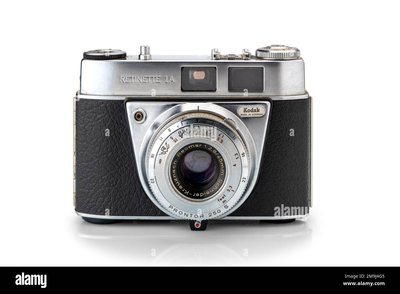 Cuneo, Italien - 17. Januar 2023: KODAK RETINETTE 1A (Typ. 044-250S) hergestellt in Deutschland zwischen 1963/1967 - Oldtimer 35mm-Filmkamera isoliert auf weißem Hintergrund Stockfoto