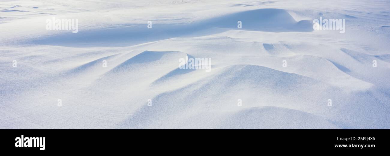Weißer Schnee vom Wind geformt Stockfoto