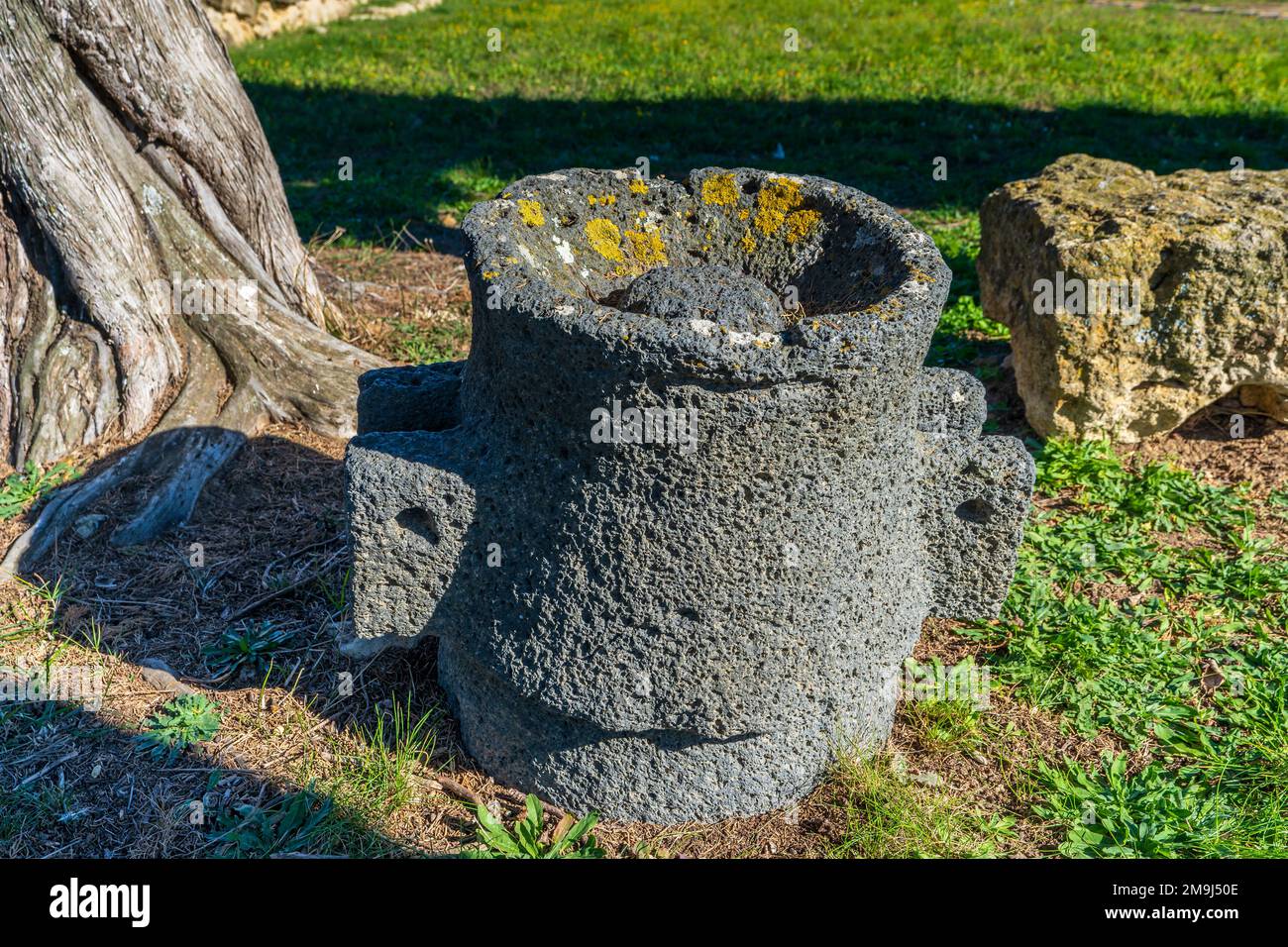 Steinmühle zum Mahlen von Getreide in der alten griechischen Stadt Morgantina (Sizilien) Stockfoto