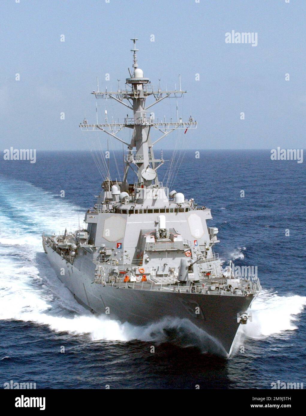 Steuerbord-Bugblick der US Navy (USN) ARLEIGH BURKE CLASS (FLUG I), GEFÜHRTER RAKETENZERSTÖRER (AEGIS), USS COLE (DDG 67), der vor der Küste von Puerto Rico unterwegs ist und Qualifizierungstests für Kampfsysteme mit Naval Sea System Command (NAVSEA) durchführt. Land: Unbekannt Stockfoto