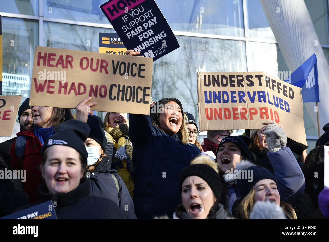 London, Großbritannien. 18. Januar 2023. Streikende Krankenschwestern an der Streiklinie halten während der Demonstration Plakate, die ihre Meinung im Universitätsklinikum zum Ausdruck bringen. Die Besuche von Sanitätern, Notrufdiensten und Hilfskräften in sieben der 10 englischen Krankenwagen sowie des nationalen walisischen Dienstes werden am 6. Und 20. Februar sowie am 6. Und 20. März stattfinden. Kredit: SOPA Images Limited/Alamy Live News Stockfoto