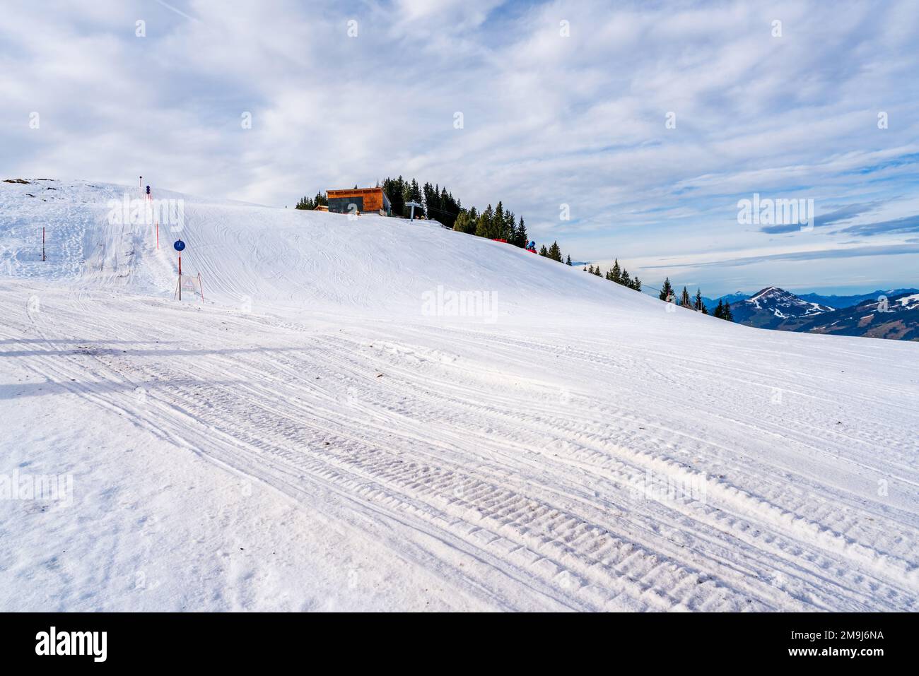 Winterliche Landschaft auf dem Hahnenkamm in den österreichischen Alpen in Kitzbühel. Winter in Österreich Stockfoto