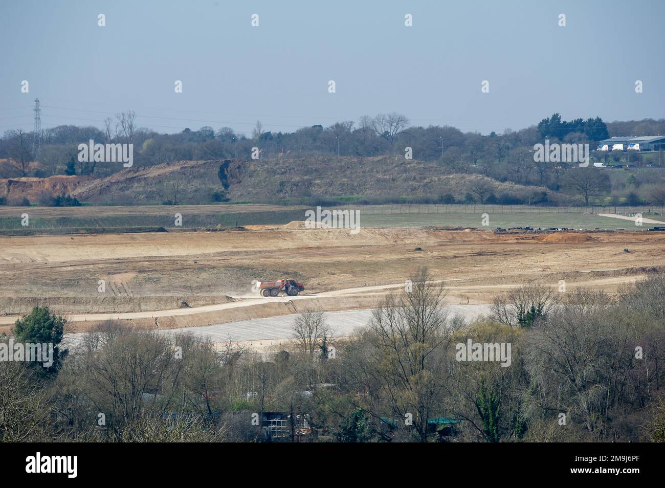 West Hyde, Hertfordshire, Großbritannien. 19. März 2022. Die Baustelle HS2 High Speed Rail South Portal. Segmente für die Doppeltunnel, die von zwei Tunnelbohrmaschinen an ihre Stelle gebracht werden, werden am Standort aufbewahrt. Die Viaduct-Piers aus Beton werden in HS2 Viaduct in der Vorgussfabrik hergestellt. Das eine ländliche Gebiet ist heute nicht mehr zu erkennen, da bis HS2 ein Großteil der Landschaft ausgegraben wurde. Kredit: Maureen McLean/Alamy Stockfoto