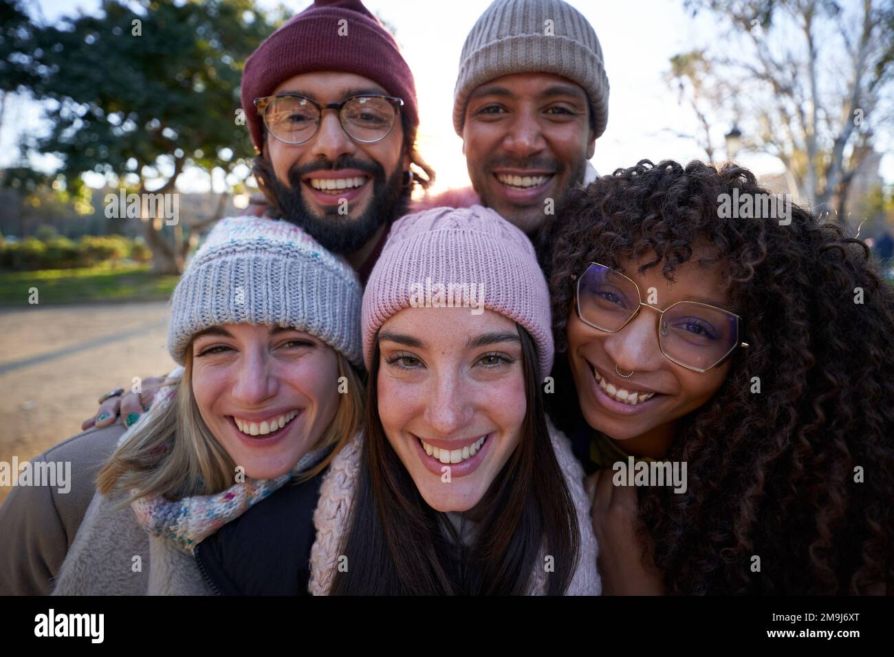 Multiethnische Gruppe von Menschen, die Selfie im Freien machen und fröhlich in die Kamera schauen. Stockfoto