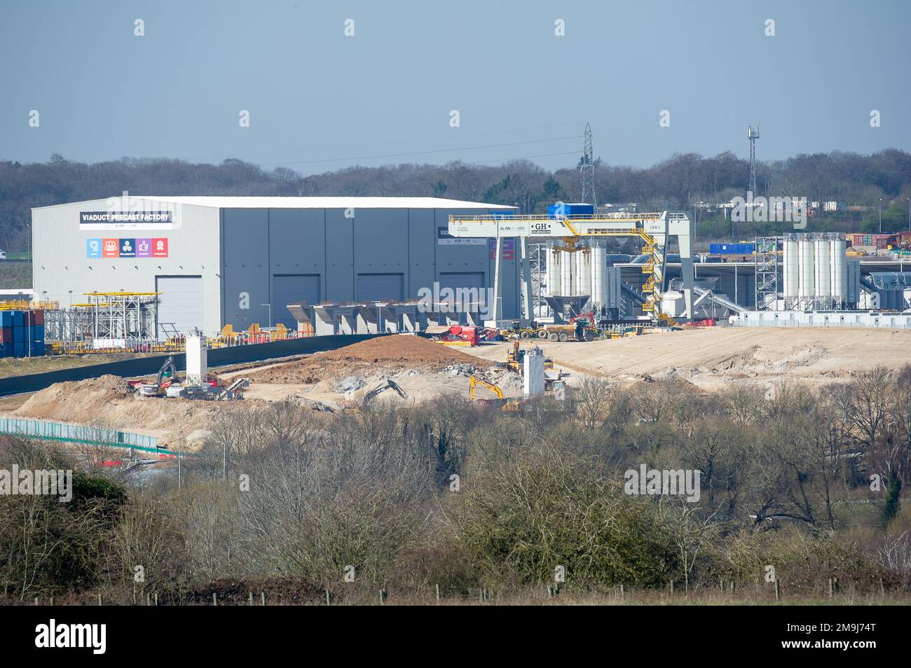 West Hyde, Hertfordshire, Großbritannien. 19. März 2022. Die Baustelle HS2 High Speed Rail South Portal. Segmente für die Doppeltunnel, die von zwei Tunnelbohrmaschinen an ihre Stelle gebracht werden, werden am Standort aufbewahrt. Die Viaduct-Piers aus Beton werden in HS2 Viaduct in der Vorgussfabrik hergestellt. Das eine ländliche Gebiet ist heute nicht mehr zu erkennen, da bis HS2 ein Großteil der Landschaft ausgegraben wurde. Kredit: Maureen McLean/Alamy Stockfoto