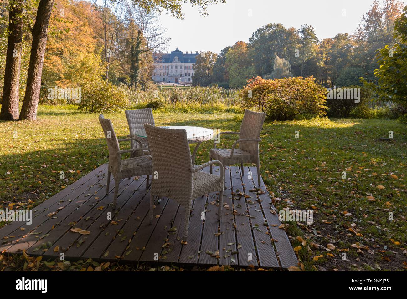 Korbtisch und Stühle in einem Park in Pszczyna. Polen. Stockfoto