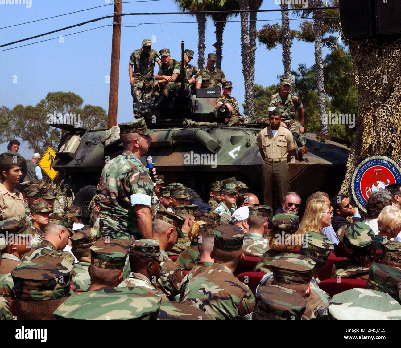 MASTER Sergeant (MSGT) Linquist, 1. Geheimdienstbataillon, erhält die Gelegenheit, dem Verteidigungsminister, dem ehrenwerten Donald H. Rumsfeld (nicht gezeigt), nach der Rede des Ministers in Camp Pendleton eine Frage zu stellen. Im Hintergrund wird während des Ereignisses ein leicht gepanzertes Fahrzeug-25 (LAV-25) angezeigt. (DoD-Foto von Lance CPL. Jason S. Hughes) (veröffentlicht). Master Sergeant (MSGT) Linquist, 1. Geheimdienstbataillon, erhält die Gelegenheit, dem Verteidigungsminister, dem ehrenwerten Donald H. Rumsfeld (nicht gezeigt), nach der Rede des Ministers in Camp Pendleton eine Frage zu stellen. Im Hintergrund Stockfoto