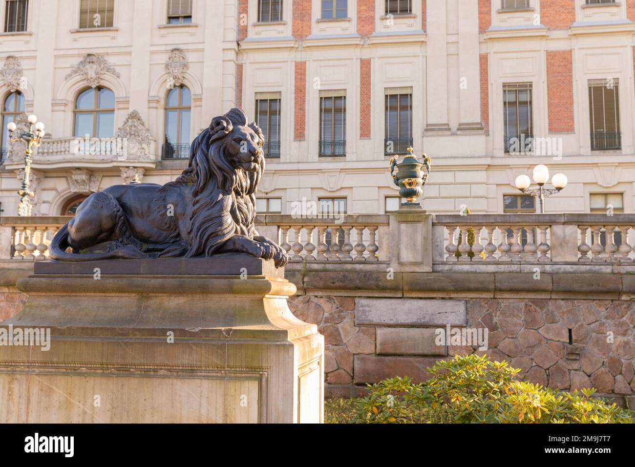 Schloss in Pszczyna Stadt in Polen. Eine Verzierung in der Form eines Löwen vor einem Schloss Fassade. Stockfoto