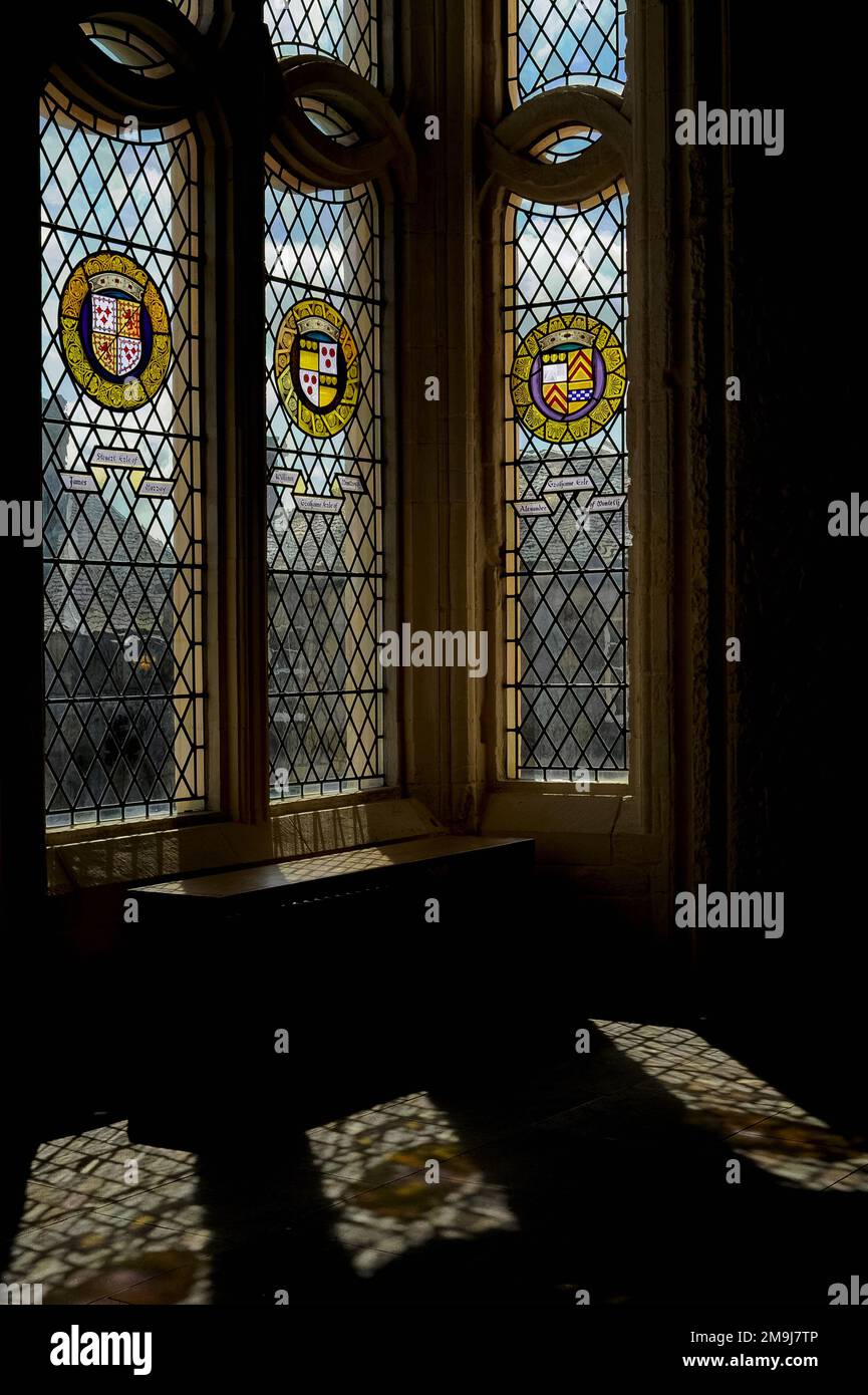 Schottische Earls, viele getötet mit ihrem König, der 1513 in der Schlacht von Flodden gegen die Engländer kämpfte, erinnerten sich in modernen heraldischen Buntglas in den verbleiteten östlichen Fenstern der Great Hall of Stirling Castle in Zentral-Schottland. Die Halle, in der früher das schottische Parlament beherbergte, wurde um 1503 erbaut und 1999 nach langer Nutzung als Armeekaserne gründlich restauriert. Stockfoto