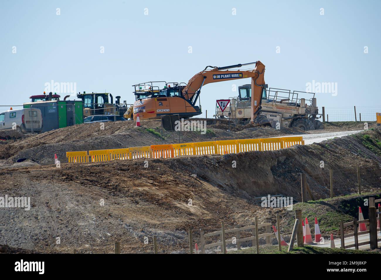 West Hyde, Hertfordshire, Großbritannien. 19. März 2022. Die Baustelle HS2 High Speed Rail South Portal. Segmente für die Doppeltunnel, die von zwei Tunnelbohrmaschinen an ihre Stelle gebracht werden, werden am Standort aufbewahrt. Die Viaduct-Piers aus Beton werden in HS2 Viaduct in der Vorgussfabrik hergestellt. Das eine ländliche Gebiet ist heute nicht mehr zu erkennen, da bis HS2 ein Großteil der Landschaft ausgegraben wurde. Kredit: Maureen McLean/Alamy Stockfoto